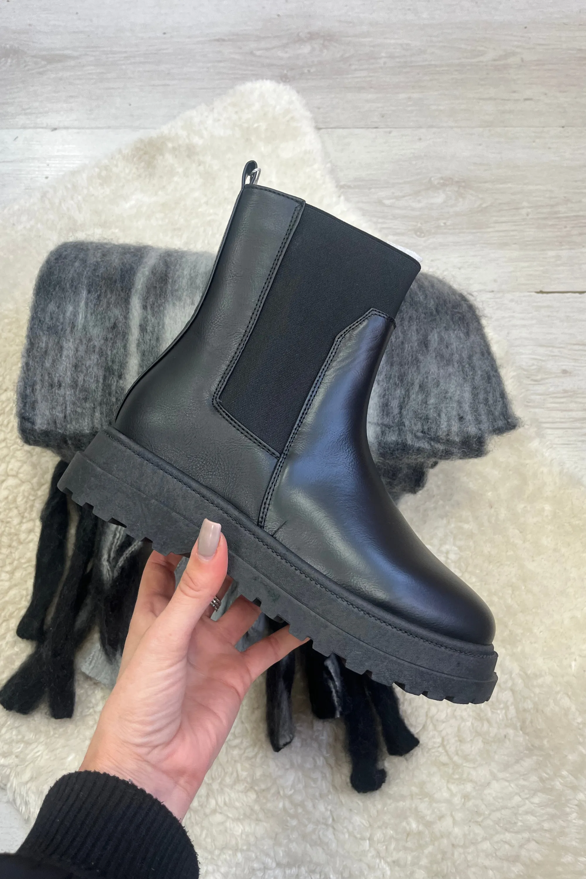 Black Chelsea boot with elasticated sides