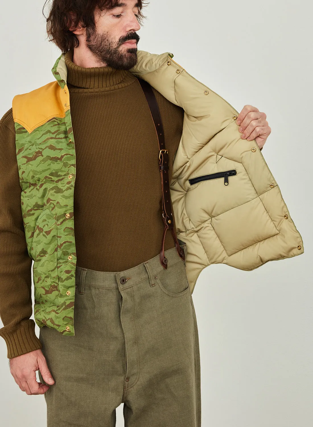 Rocky Mountain Featherbed x Nigel Cabourn Down Vest Mountain Camo in Green